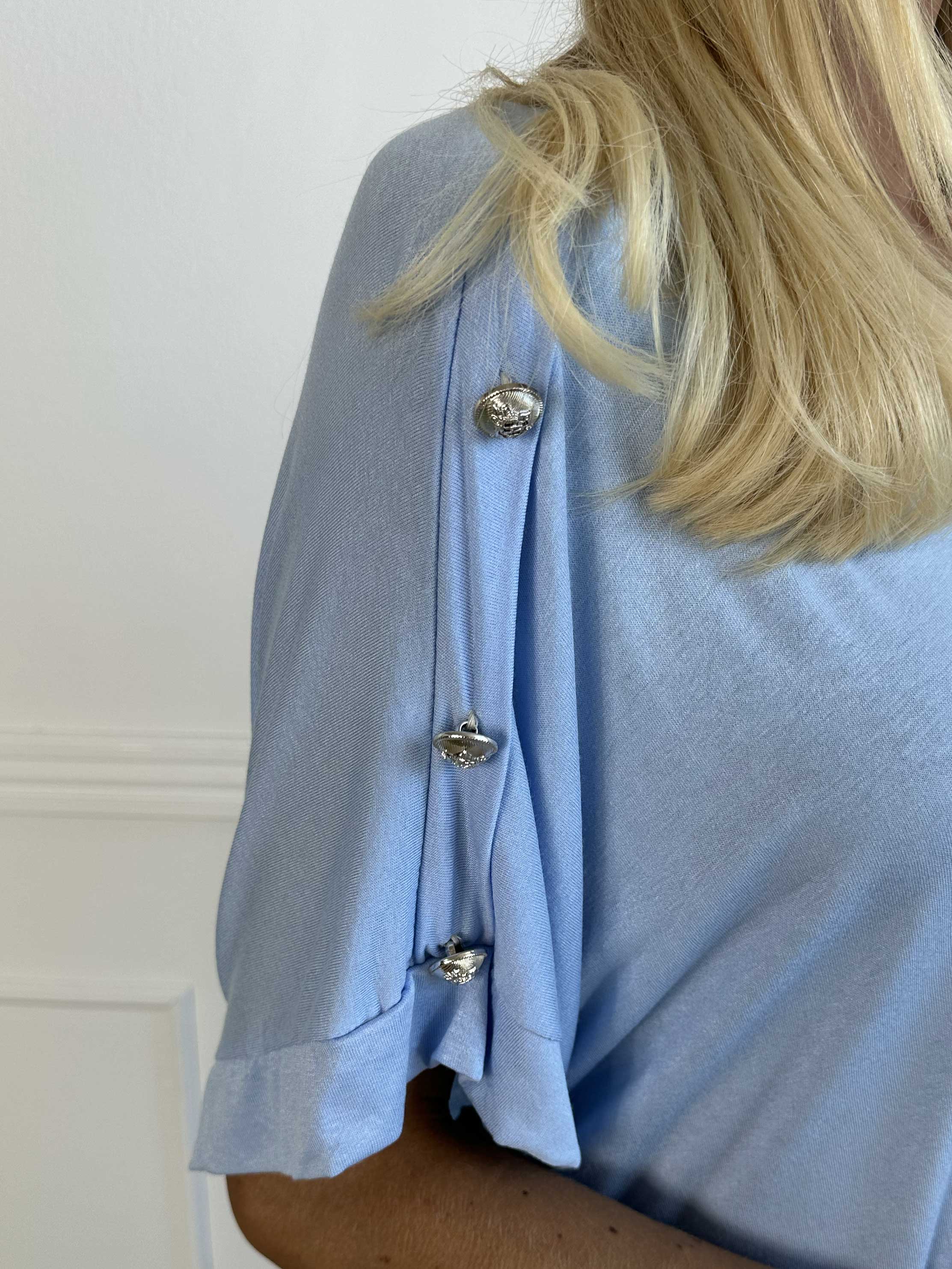 Alli - Sød t-shirtkjole med knapdetaljer på skulderen